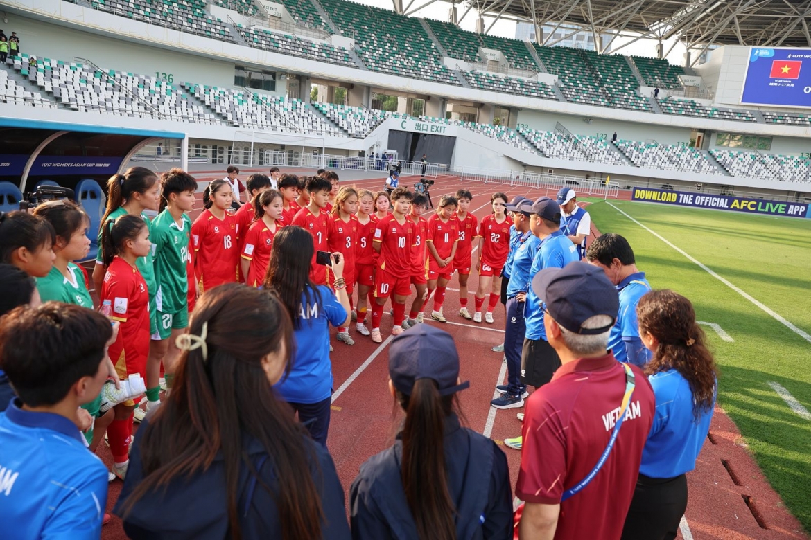 HLV Masahiko Okiyama động viên các cầu thủ U17 nữ Việt Nam. (Ảnh: VFF)