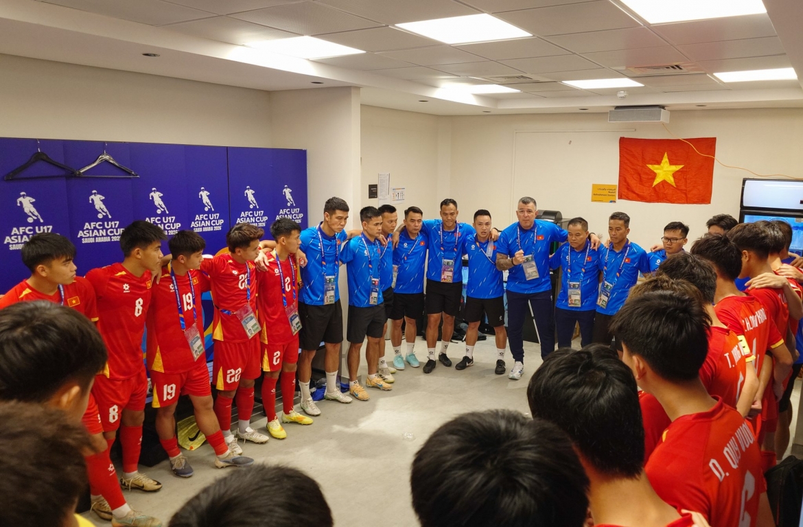 HLV Cristiano Roland động viên các học trò. (Ảnh: VFF)