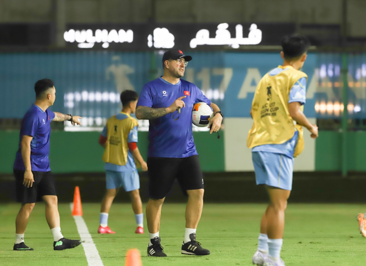 HLV Cristiano Roland rèn chiến thuật cho U17 Việt Nam.