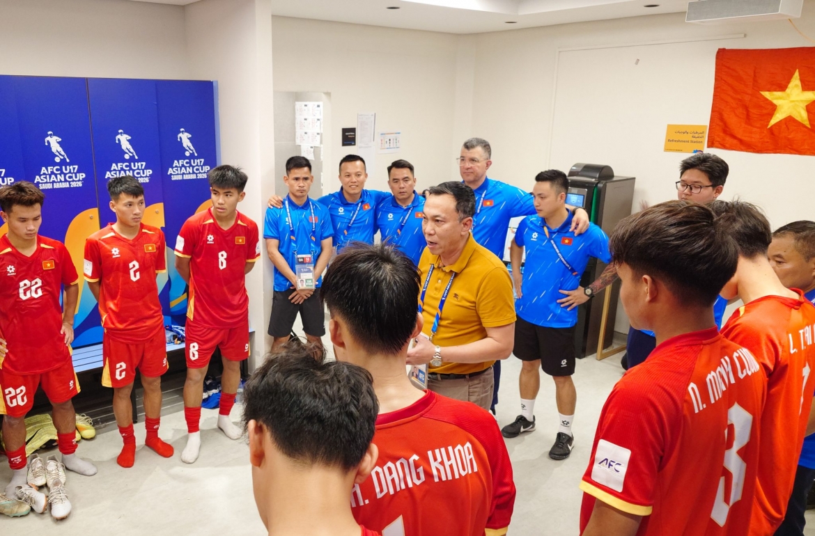 Chủ tịch VFF Trần Quốc Tuấn động viên toàn đội U17 Việt Nam. (Ảnh: VFF)