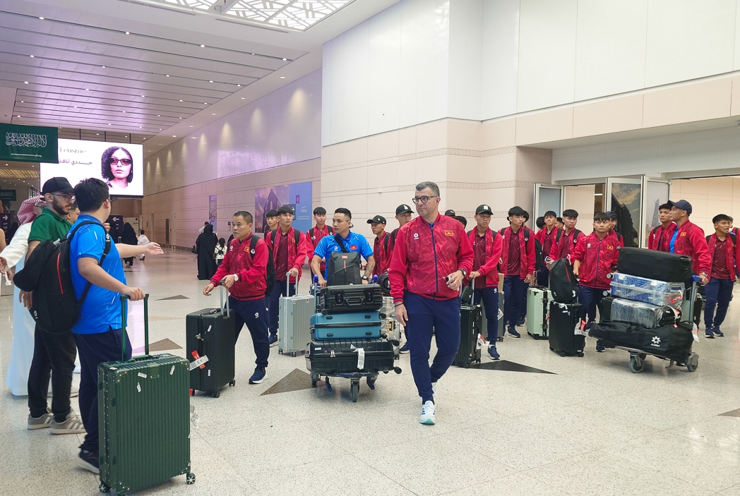 Các thành viên U17 Việt Nam tới Saudi Arabia. (Ảnh: VFF)