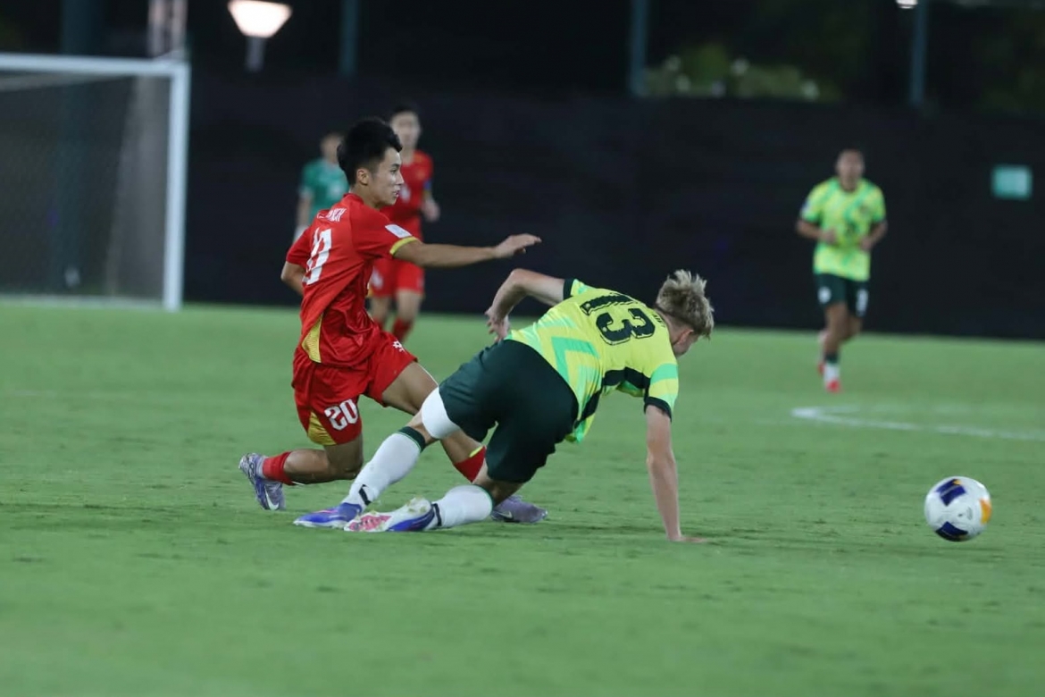 Sỹ Bách khuấy đảo hàng thủ U17 Australia. (Ảnh: VFF)