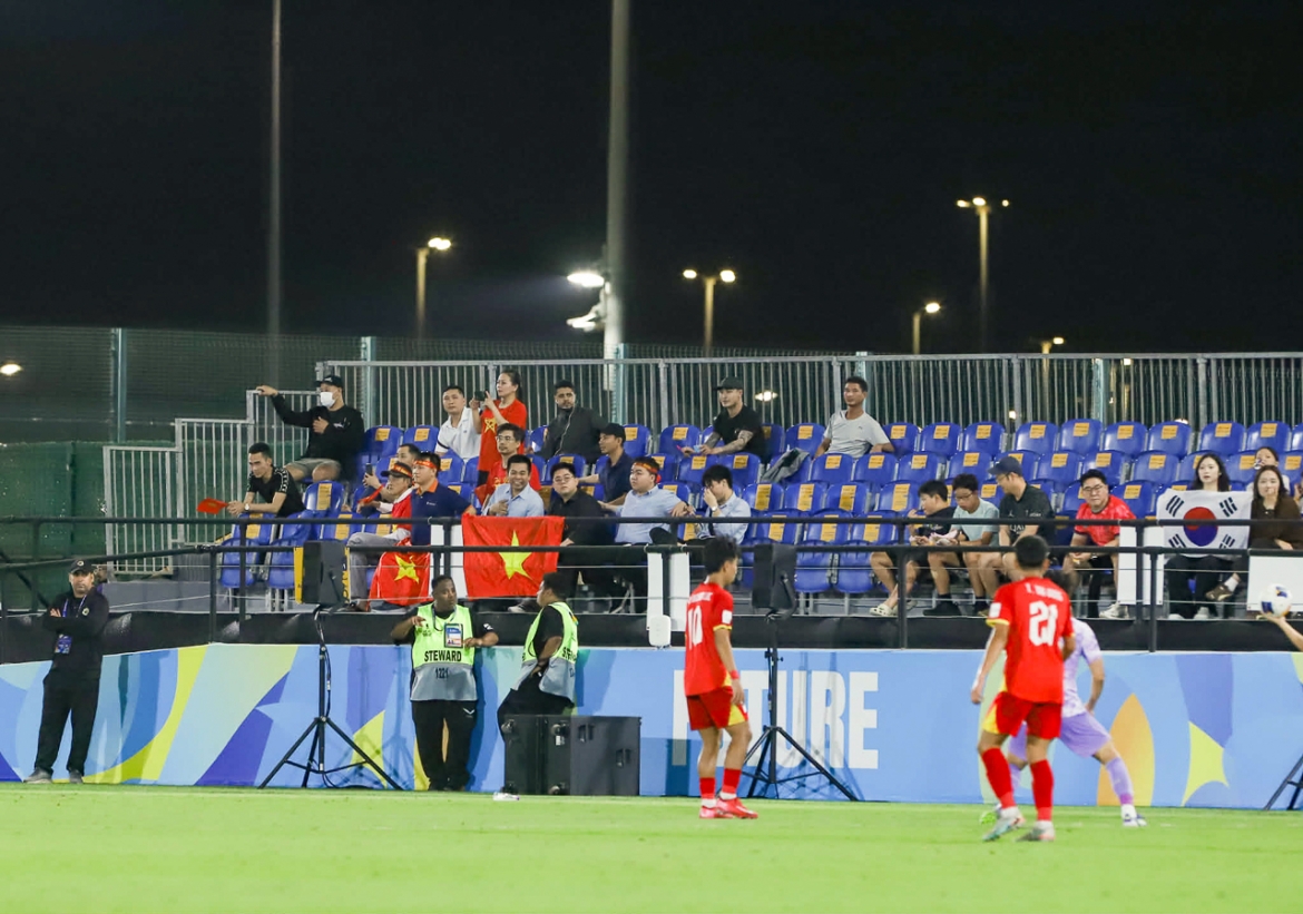 Các CĐV đến sân cổ vũ cho U17 Việt Nam (Ảnh: VFF)