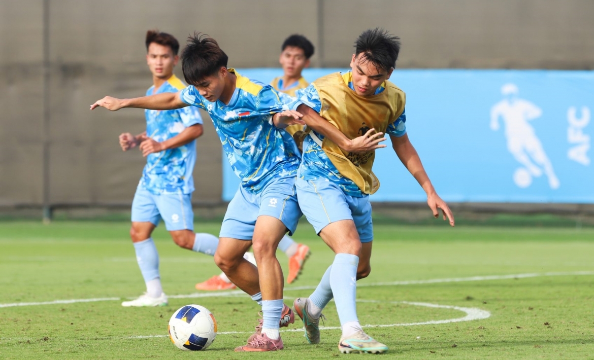 U17 Việt Nam tập luyện chuẩn bị cho trận đấu với U17 Hàn Quốc.
