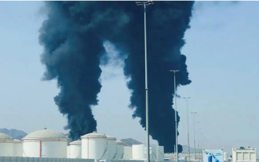 Một cơ sở dầu mỏ UAE bốc cháy do trúng hỏa lực từ Iran. Ảnh: Reuters.
