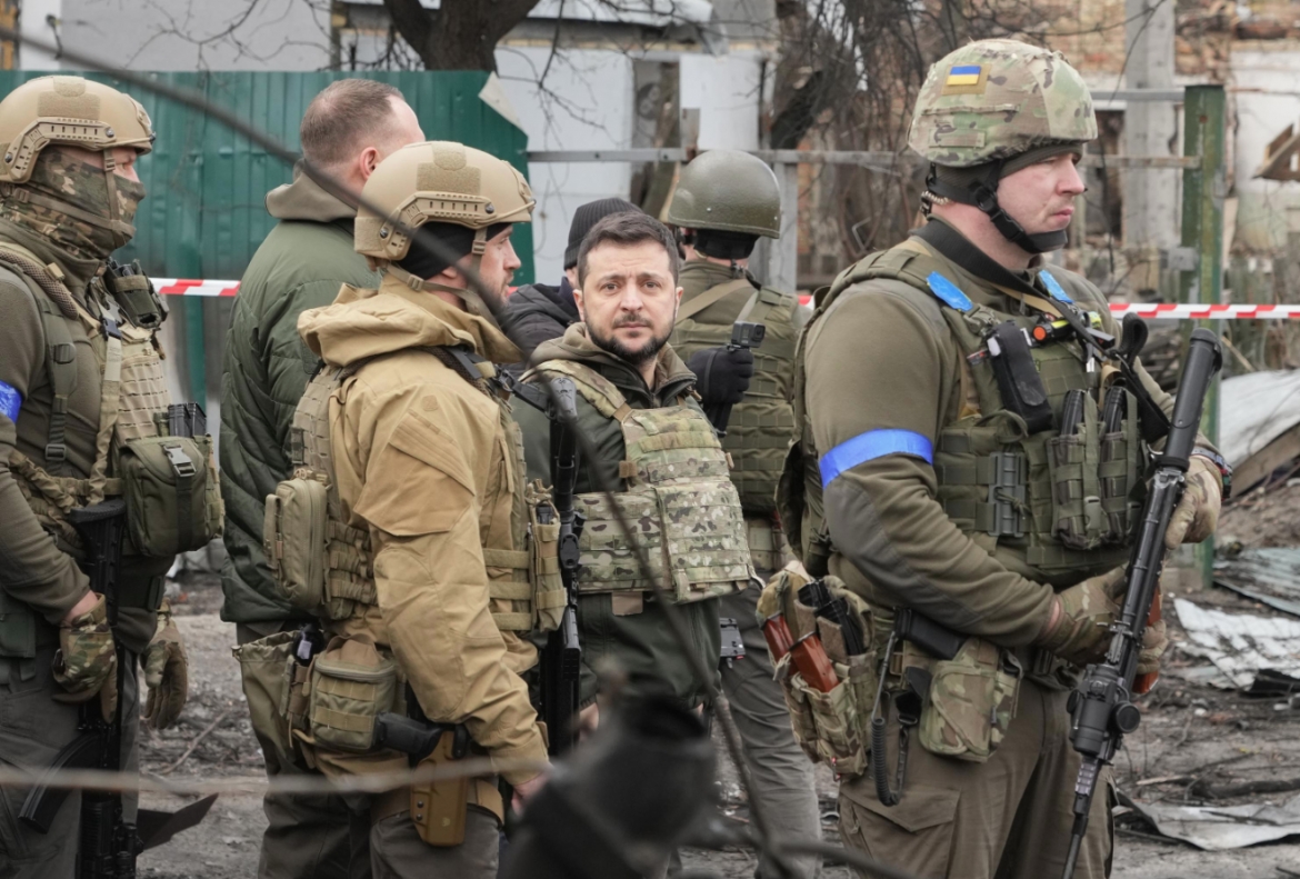 Tổng thống Ukraine Volodymyr Zelensky thị sát chiến tuyến. Ảnh: AP