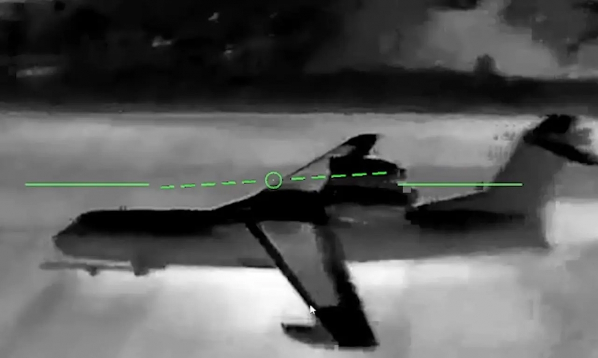 Đoạn video được công bố ngày 16/5/2026 cho thấy Ukraine tấn công máy bay lưỡng cư Be-200 của Nga. Nguồn: Trang X của Tổng thống Ukraine Volodymyr Zelensky