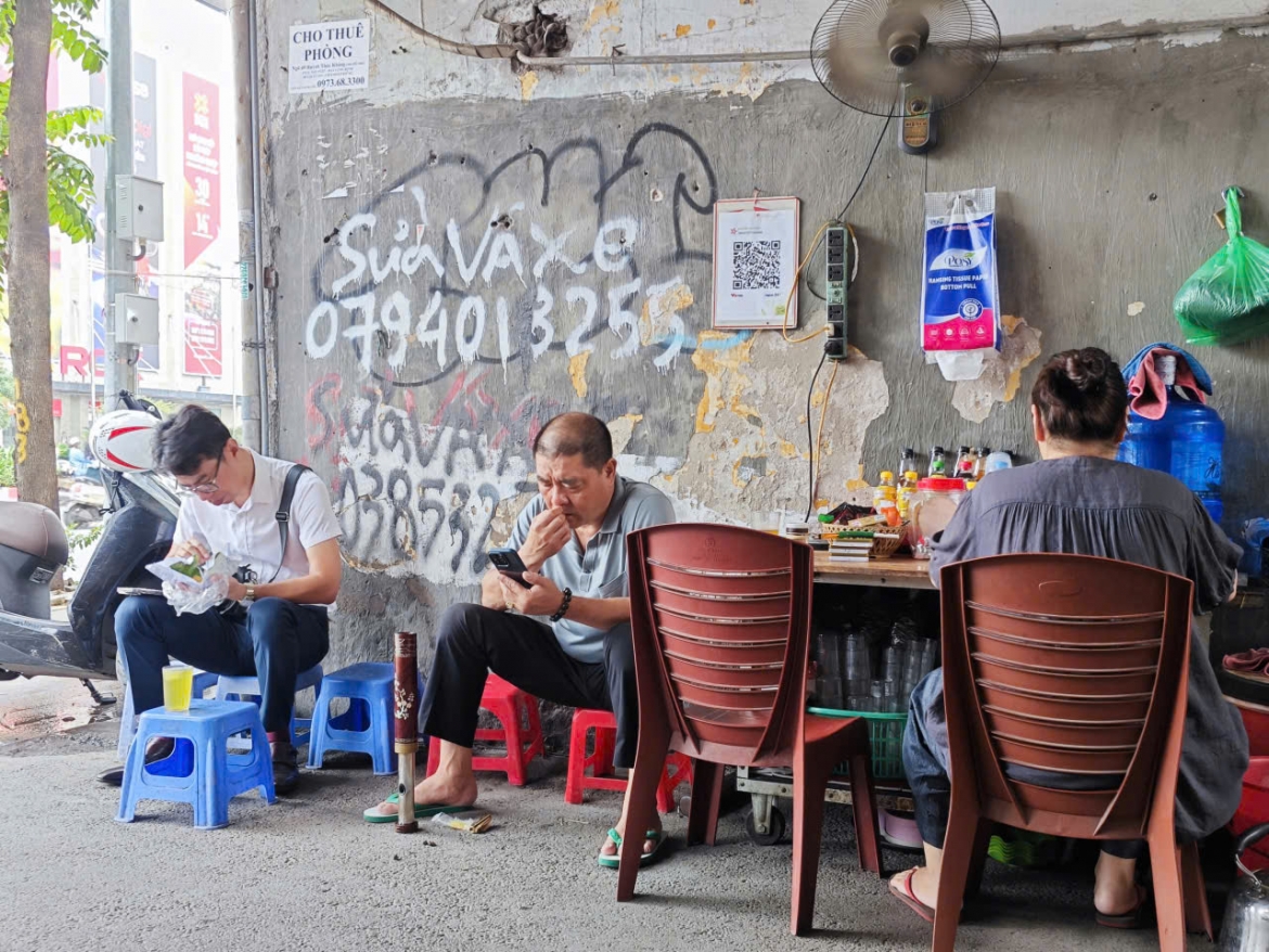 Sự thay đổi này phần nào tạo nên diện mạo thông thoáng hơn cho hè phố, trả lại lối đi cho người dân. Dẫu còn không ít khó khăn, việc các hộ kinh doanh chấp nhận điều chỉnh cách buôn bán cho thấy sự thích ứng cần thiết trong bối cảnh mới, khi bài toán mưu sinh phải song hành với yêu cầu lập lại trật tự đô thị.
