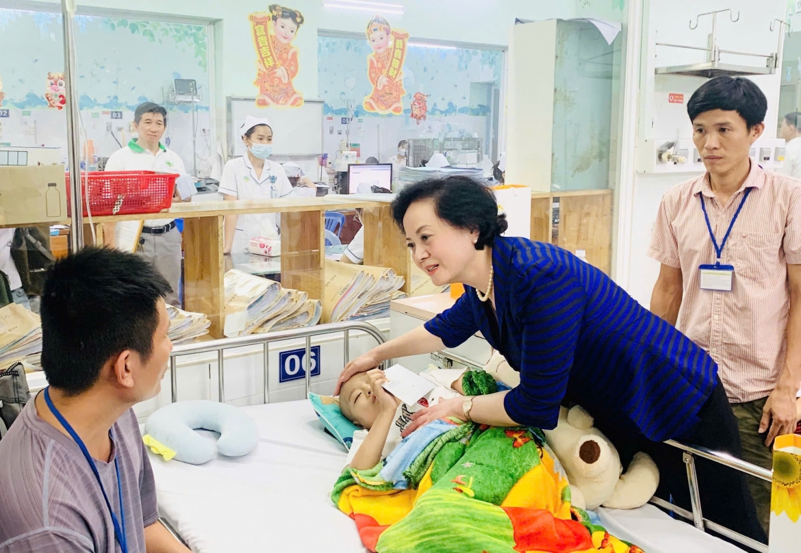 Phó Thủ tướng đến giường bệnh thăm các bé (Ảnh: A.T)