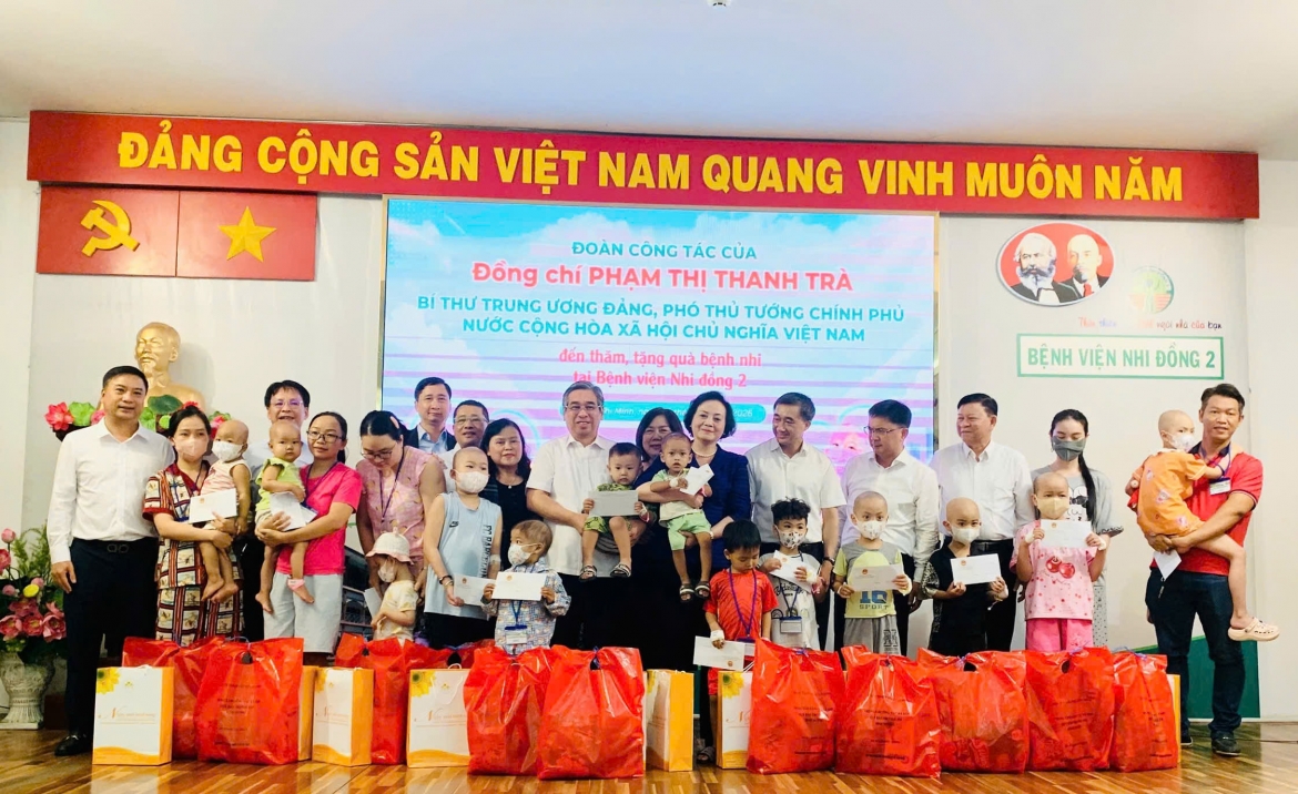 Phó Thủ tướng cùng lãnh đạo TP.HCM, Bộ Y tế, Quỹ bảo trợ trẻ em Việt Nam, Sở Y tế TP.HCM trao quà cho bệnh nhi (Ảnh: A.T)