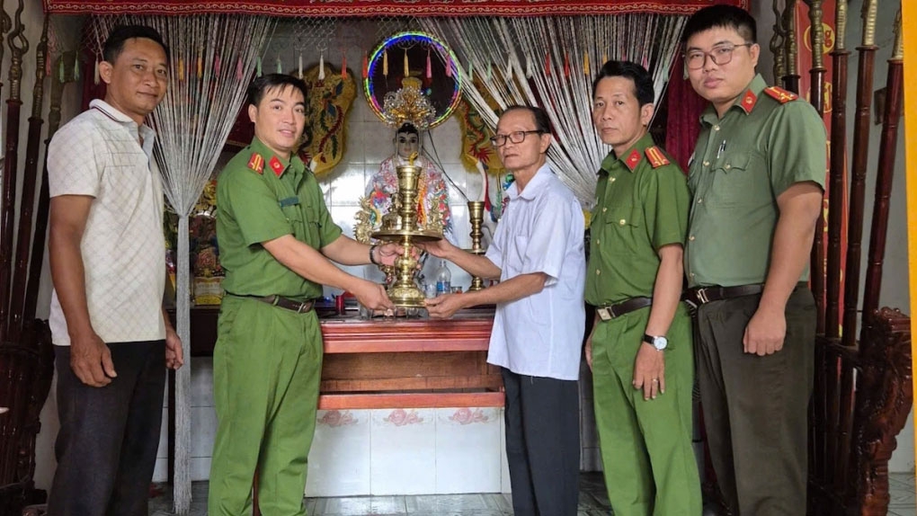 Công an bàn giao cho Ban trị sự miếu một số đồ vật bị trộm trước đó  