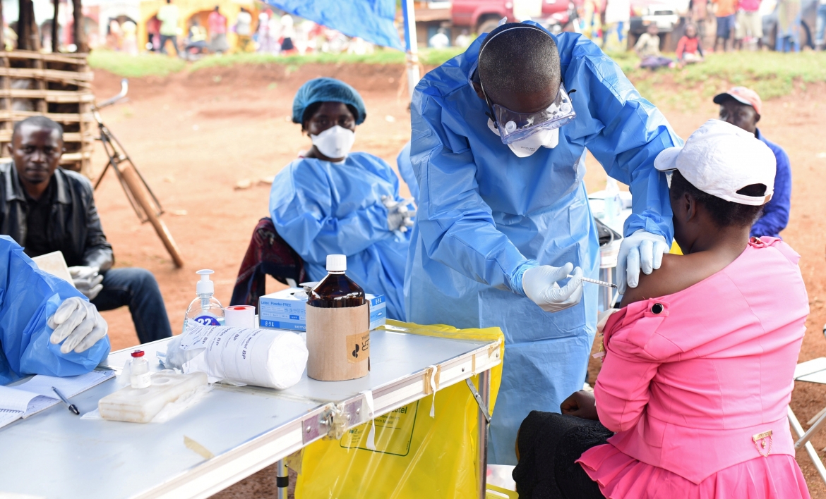 Nhân viên y tế tiêm vaccine Ebola cho người dân châu Phi (Ảnh: Reuters)