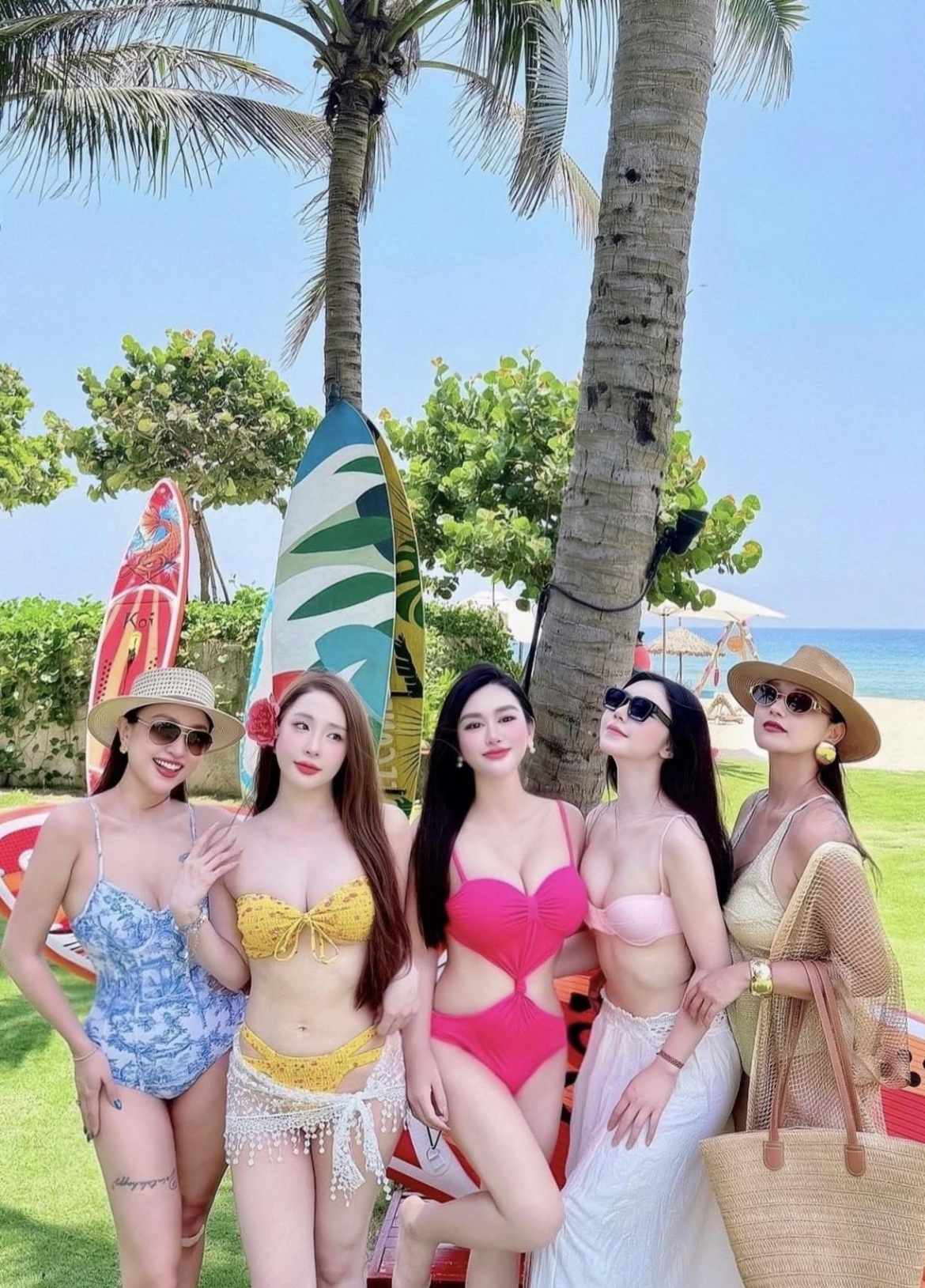 Loạt mỹ nhân gồm Vân Hugo, Phạm Quỳnh Nga, Lã Thanh Huyền và Quỳnh Kool cùng khiến MXH nóng hơn bao giờ hết khi đồng loạt đăng ảnh bikini khoe vóc dáng quyến rũ.