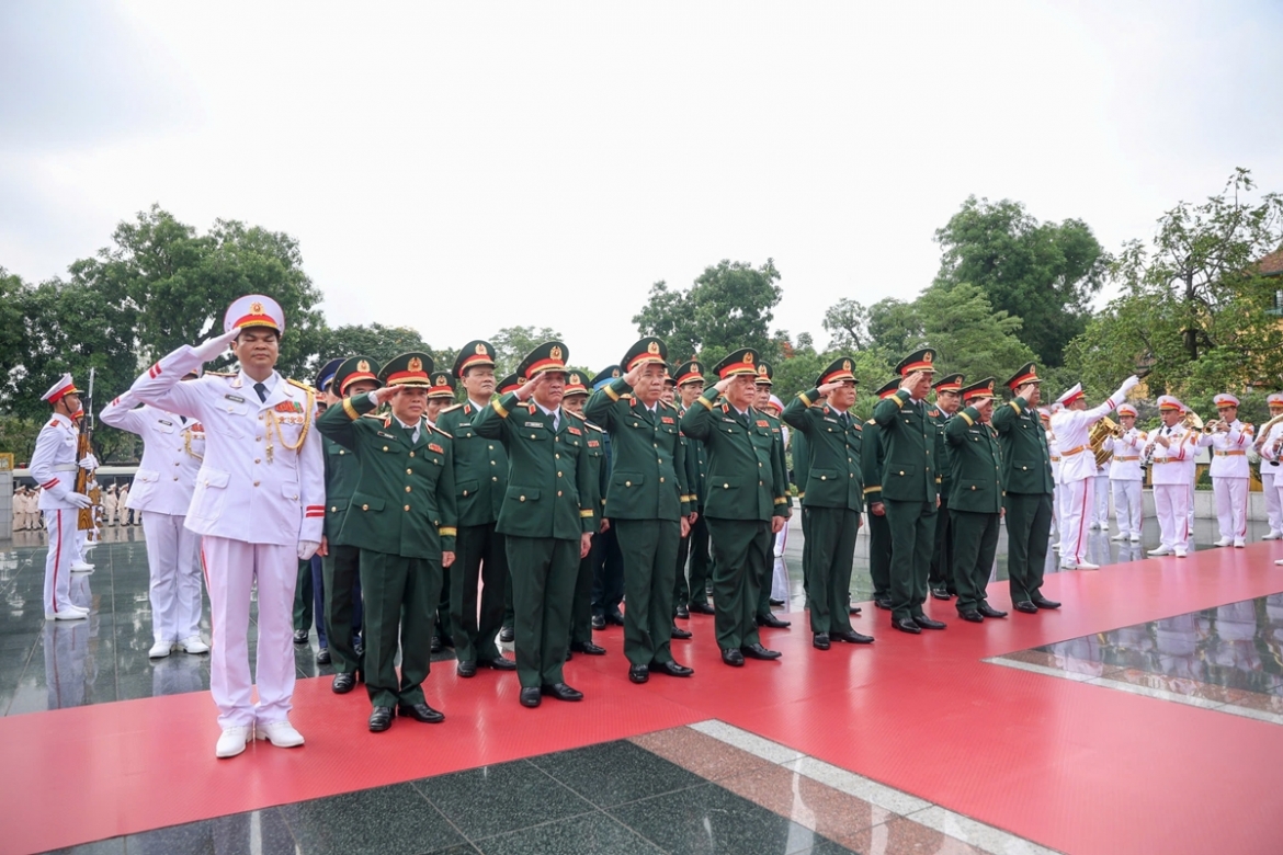 Đoàn đại biểu Quân ủy Trung ương - Bộ Quốc phòng tưởng niệm các Anh hùng liệt sĩ.