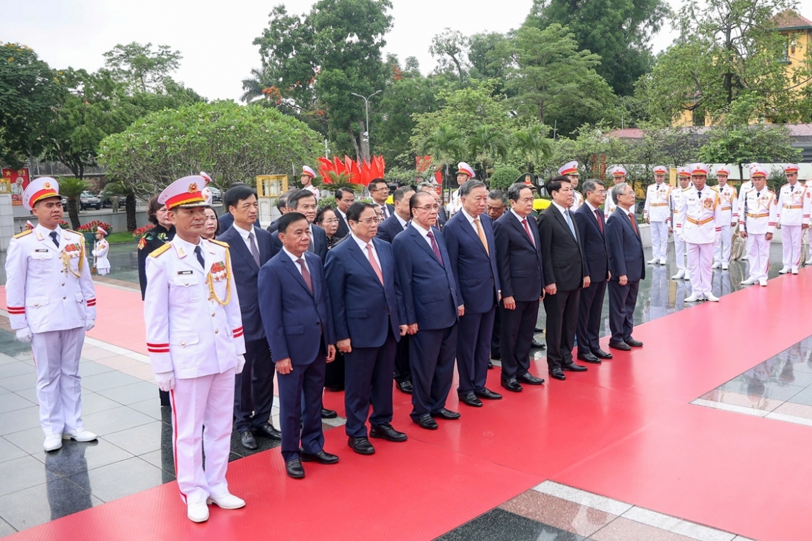 Trong không khí trang nghiêm, các đại biểu tưởng nhớ những người con ưu tú của dân tộc đã không tiếc máu xương, dũng cảm chiến đấu, hy sinh vì sự nghiệp đấu tranh giải phóng dân tộc, vì độc lập, tự do của Tổ quốc, vì hạnh phúc của nhân dân. Vòng hoa của Đoàn mang dòng chữ: "Đời đời nhớ ơn các Anh hùng liệt sỹ".