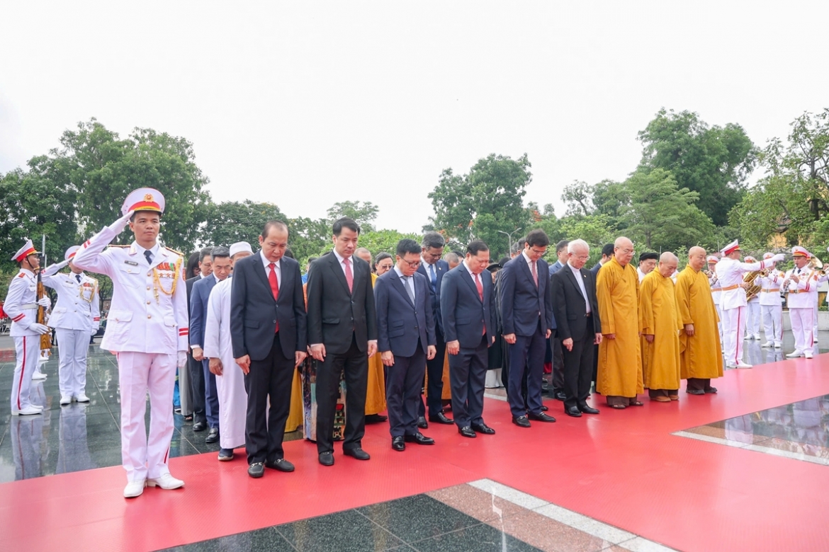 Sáng cùng ngày, các đoàn đại biểu Quân ủy Trung ương - Bộ Quốc phòng; Đảng ủy Công an Trung ương - Bộ Công an; Thành ủy, Hội đồng nhân dân, UBND thành phố Hà Nội...đã đến đặt vòng hoa, vào Lăng viếng Chủ tịch Hồ Chí Minh và tưởng niệm các Anh hùng liệt sĩ.