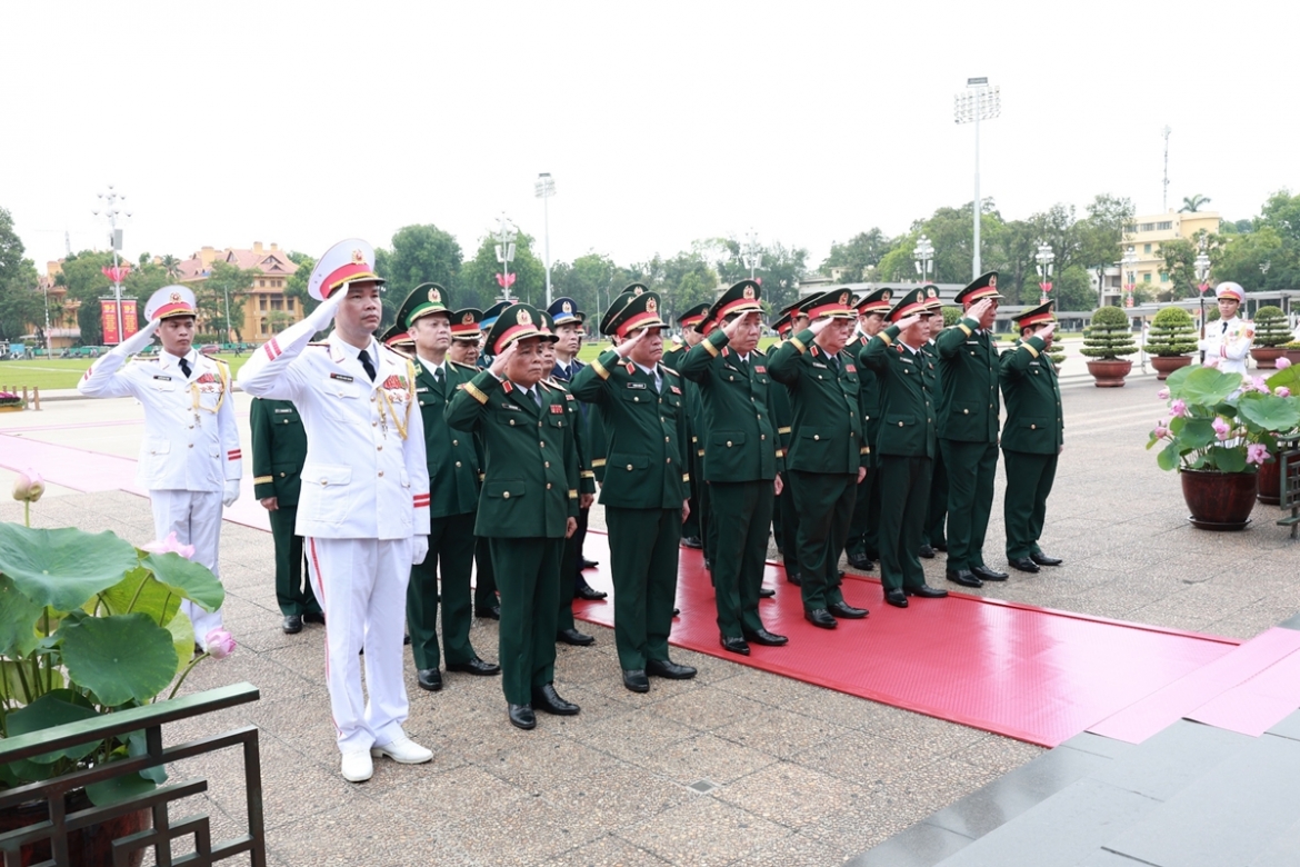 Đoàn đại biểu Quân ủy Trung ương - Bộ Quốc phòng thành kính tưởng niệm Chủ tịch Hồ Chí Minh.