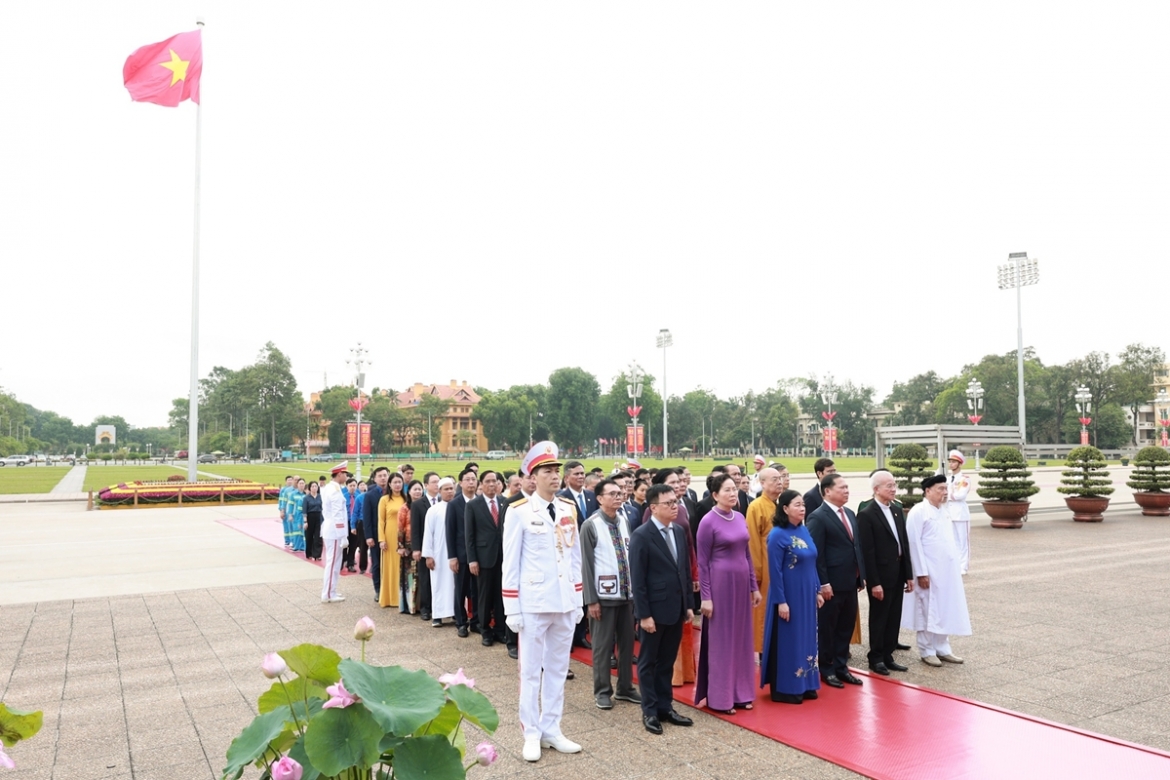 Tiếp đó, Đoàn đại biểu Ủy ban Trung ương Mặt trận Tổ quốc Việt Nam do Ủy viên Bộ Chính trị, Bí thư Trung ương Đảng, Chủ tịch Ủy ban Trung ương Mặt trận Tổ quốc Việt Nam Bùi Thị Minh Hoài dẫn đầu, đã đặt vòng hoa, vào Lăng viếng Chủ tịch Hồ Chí Minh. Tiếp tục thực hiện tư tưởng, đạo đức của Chủ tịch Hồ Chí Minh trong giai đoạn cách mạng mới, các cấp ủy, tổ chức đảng, chính quyền, đoàn thể tích cực thực hiện có hiệu quả Chỉ thị số 05-CT/TW của Bộ Chính trị, góp phần thực hiện thắng lợi Nghị quyết Đại hội đại biểu toàn quốc lần thứ XIV của Đảng, đưa đất nước bước vào kỷ nguyên phát triển mới.