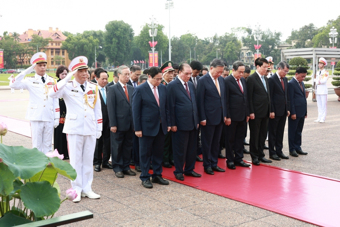 Dự lễ viếng có các đồng chí Ủy viên Bộ Chính trị: Tổng Bí thư, Chủ tịch nước Tô Lâm; Thủ tướng Lê Minh Hưng; Chủ tịch Quốc hội Trần Thanh Mẫn; Thường trực Ban Bí thư Trần Cẩm Tú. Nguyên Tổng Bí thư Nông Đức Mạnh; nguyên Chủ tịch nước Lương Cường; nguyên Thủ tướng Phạm Minh Chính; nguyên Thường trực Ban Bí thư Trần Quốc Vượng cùng các đồng chí Ủy viên Bộ Chính trị, Bí thư Trung ương Đảng, Phó Chủ tịch nước, Phó Chủ tịch Quốc hội, Phó Thủ tướng Chính phủ, lãnh đạo Đảng, Nhà nước...và lãnh đạo các ban, bộ, ngành, đoàn thể Trung ương dự lễ viếng.