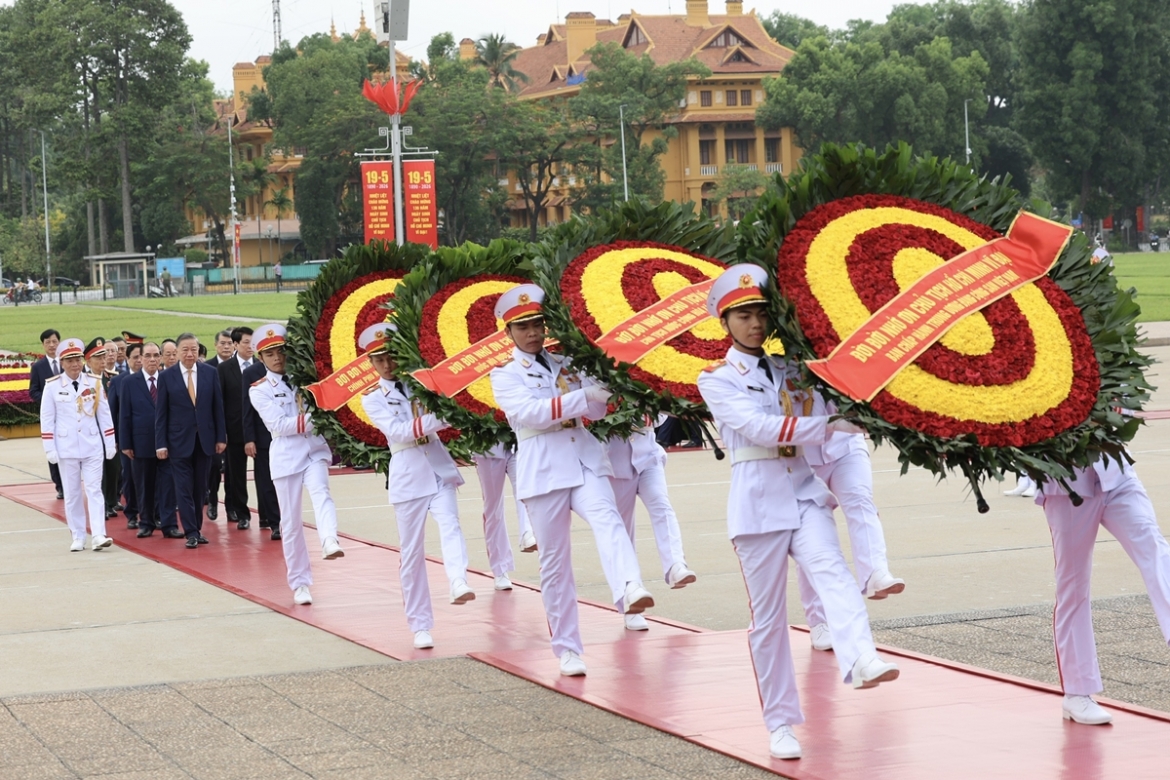 Vòng hoa của Đoàn mang dòng chữ: "Đời đời nhớ ơn Chủ tịch Hồ Chí Minh vĩ đại". Trước anh linh Chủ tịch Hồ Chí Minh, các đồng chí lãnh đạo Đảng, Nhà nước bày tỏ lòng thành kính, lòng biết ơn vô hạn đối với Bác Hồ, người sáng lập, rèn luyện Đảng ta, cũng như công lao to lớn của Người đối với sự nghiệp cách mạng vẻ vang của Đảng và dân tộc ta. Đi theo con đường cách mạng do Chủ tịch Hồ Chí Minh vạch ra, trong bất cứ hoàn cảnh nào, Đảng ta vẫn luôn kiên định mục tiêu độc lập dân tộc gắn liền với chủ nghĩa xã hội, vận dụng sáng tạo và phát triển chủ nghĩa Marx-Lenin, tư tưởng Hồ Chí Minh, không ngừng nâng cao năng lực lãnh đạo, sức chiến đấu để thực hiện thắng lợi công cuộc đổi mới toàn diện và đồng bộ.