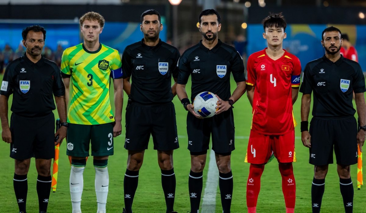 U17 Việt Nam ra sân trong trang phục màu đỏ và U17 Australia sử dụng trang phục màu vàng. (Ảnh: AFC)