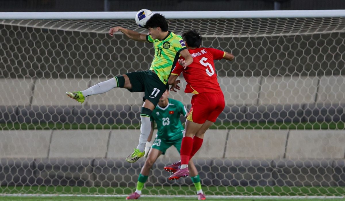 U17 Australia phát huy tối đa ưu thế thể hình, thể lực ở trận đấu này. (Ảnh: AFC)
