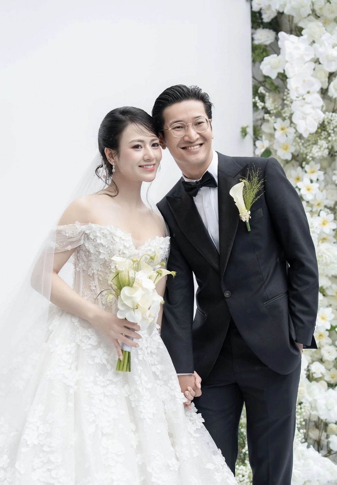 Nữ diễn viên Việt Hoa rạng rỡ cùng chú rể Trọng Trí trong ngày cưới tại quê nhà cô dâu ở Lào Cai.
