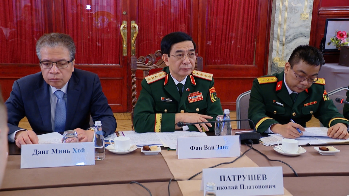 Đại tướng Phan Văn Giang và các đại biểu Việt Nam tại phiên họp. 
