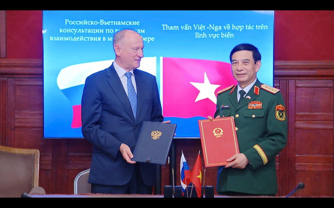 Đại tướng Phan Văn Giang và Đại tướng Nikolai Platonovich Patrushev ký kết và trao Kế hoạch hợp tác trong lĩnh vực biển giữa Bộ Quốc phòng Việt Nam và Hội đồng Biển Liên bang Nga giai đoạn 2026 - 2030.