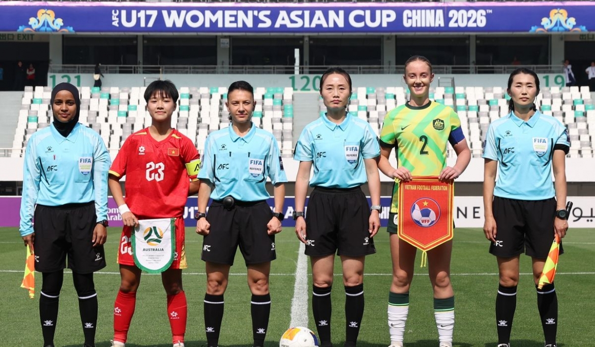 Đội trưởng U17 nữ Việt Nam và đội trưởng U17 nữ Australia cùng tổ trọng tài. (Ảnh: AFC)