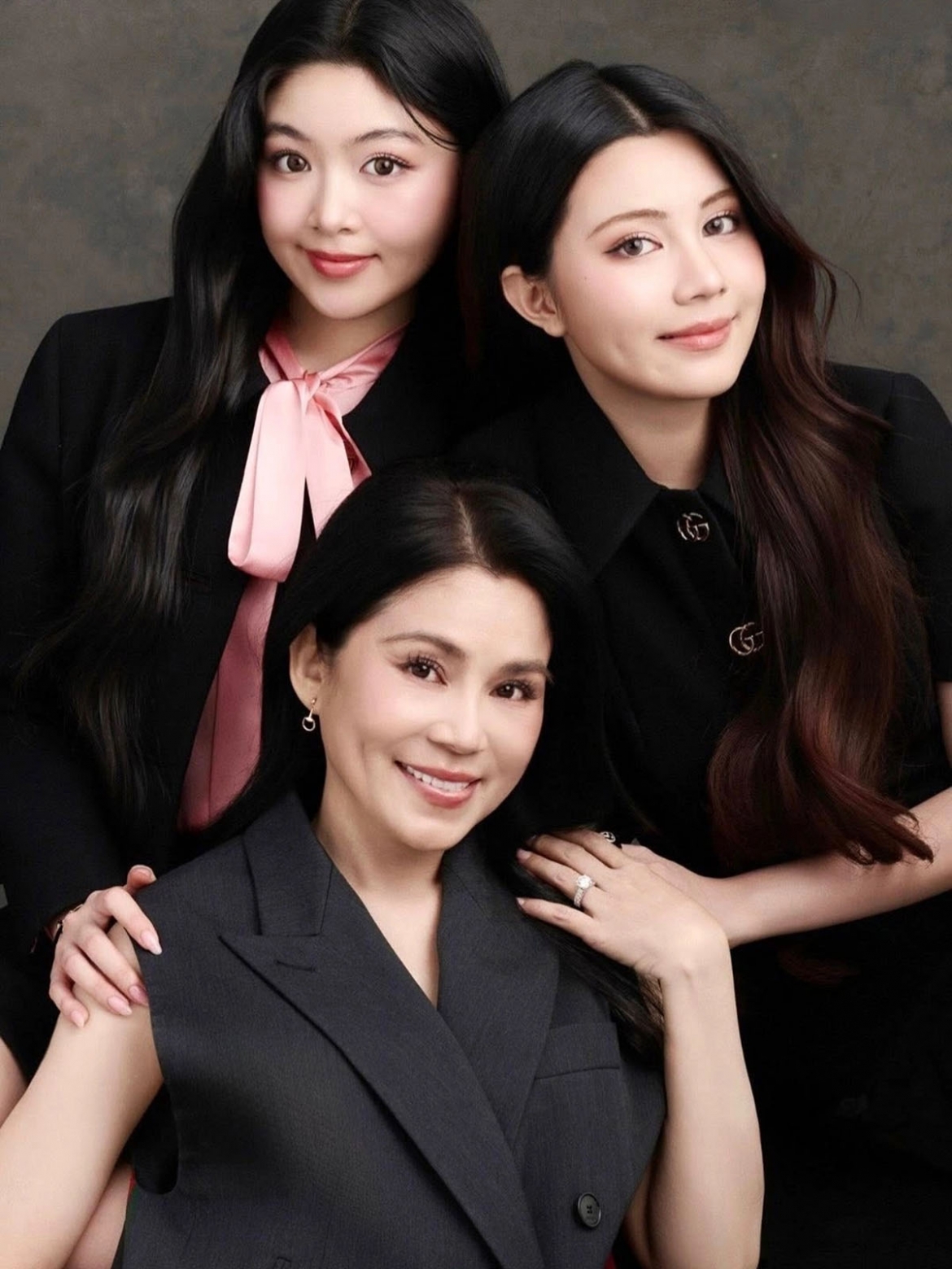Doanh nhân Dạ Thảo (vợ Quyền Linh) cùng hai con gái Lọ Lem và Hạt Dẻ thực hiện bộ ảnh kỷ niệm Ngày của Mẹ.