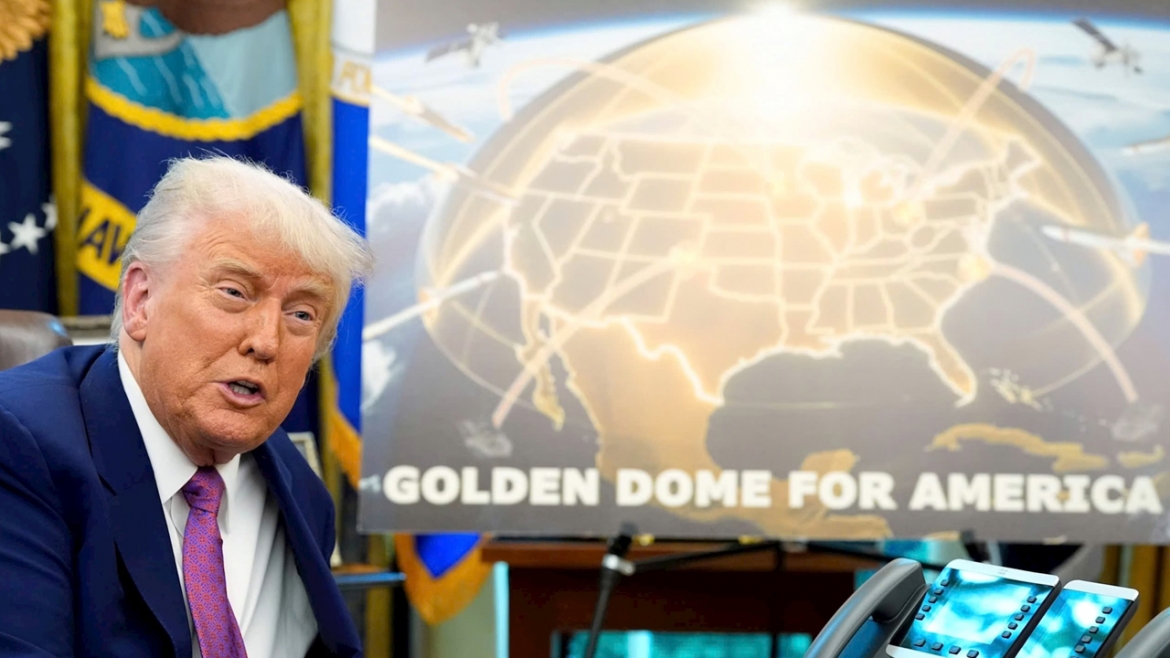 Tổng thống Donald Trump giới thiệu về dự án Vòm Vàng tại Nhà Trắng - Ảnh: ABC News