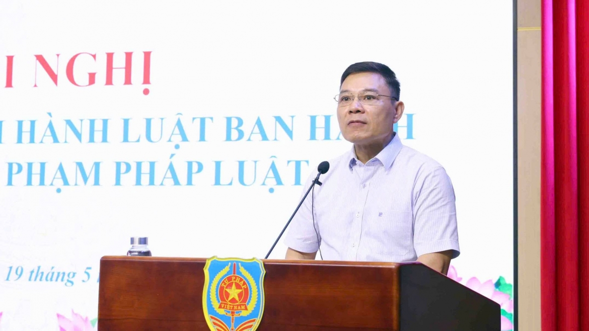 Ông Nguyễn Quốc Hoàn, Vụ trưởng Vụ Công tác xây dựng văn bản quy phạm pháp luật báo cáo tại Hội nghị. Ảnh: Trung Kiên