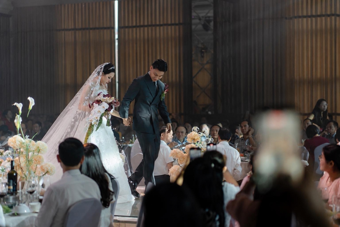 Cầu thủ Vũ Văn Thanh hạnh phúc trong ngày cưới với câu viết đầy tình cảm: “Giữa hàng trăm ánh nhìn, chỉ thấy nhau”. Khoảnh khắc ngọt ngào của anh nhanh chóng được cộng đồng mạng chia sẻ.