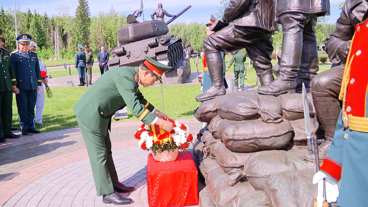 Đại tướng Phan Văn Giang đặt hoa tại Đài tưởng niệm các chiến sĩ tình nguyện quốc tế Việt Nam.