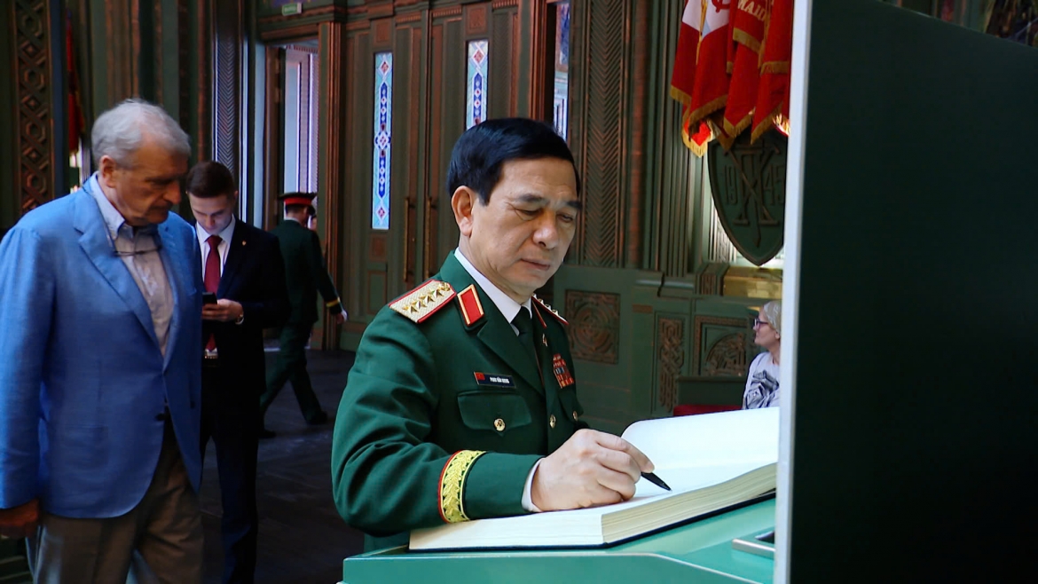 Đại tướng Phan Văn Giang ghi sổ lưu niệm khi tới thăm tổ hợp bảo tàng "Con đường ký ức" và Nhà thờ chính các lực lượng vũ trang Liên bang Nga.