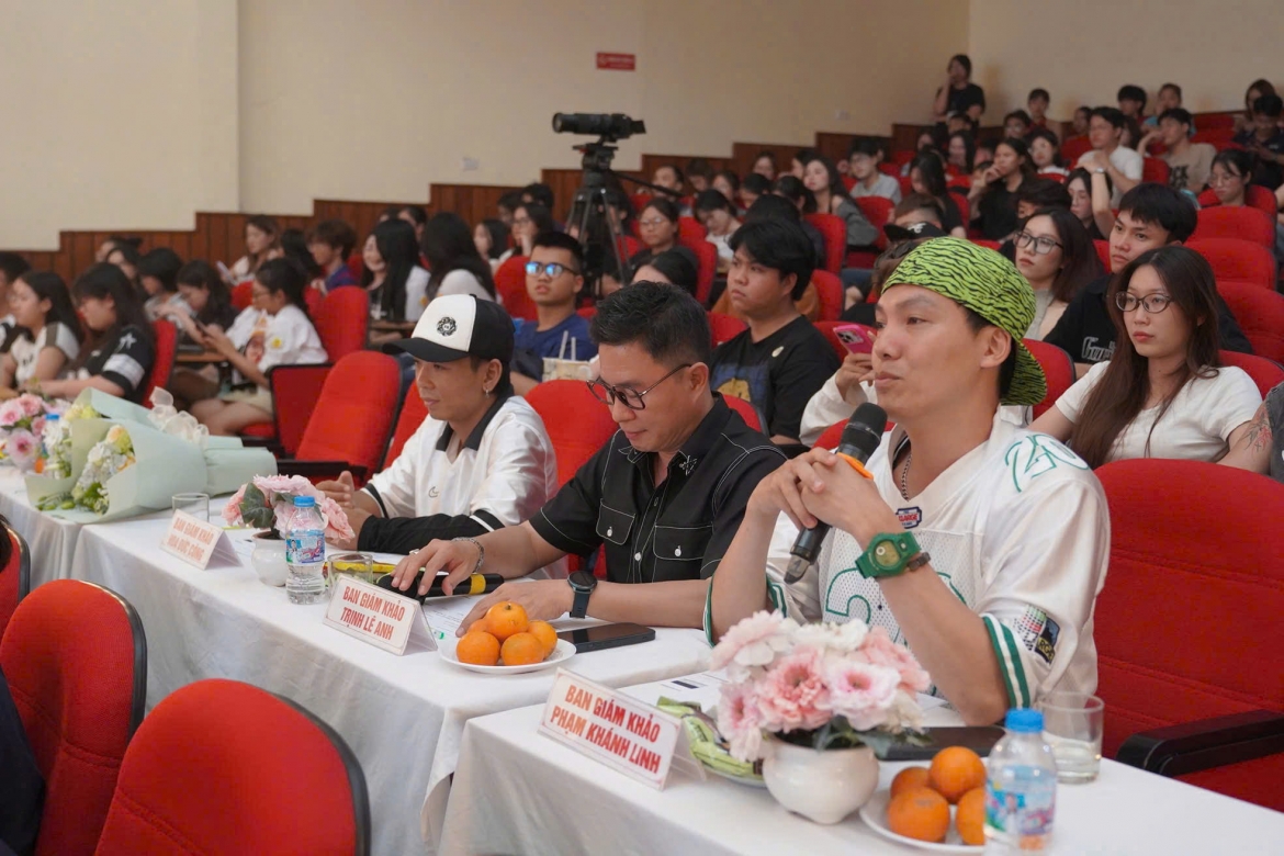 Ban Giám khảo cuộc thi (từ trái sang phái): vũ công Hoa Đức Công (Công Zẻo), MC BTV TS. Trịnh Lê Anh, vũ công Phạm Khánh Linh (Linh 3T) 