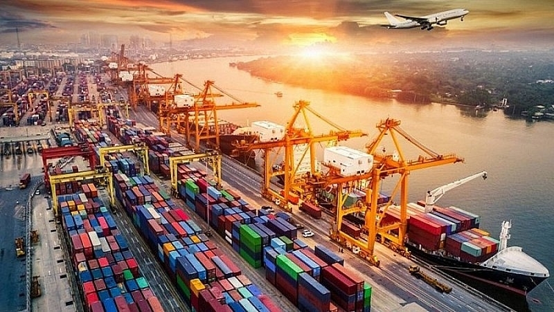 Nhập khẩu tăng mạnh, cán cân thương mại 4 tháng đầu năm nhập siêu 7,11 tỷ USD. (Ảnh minh họa: KT)