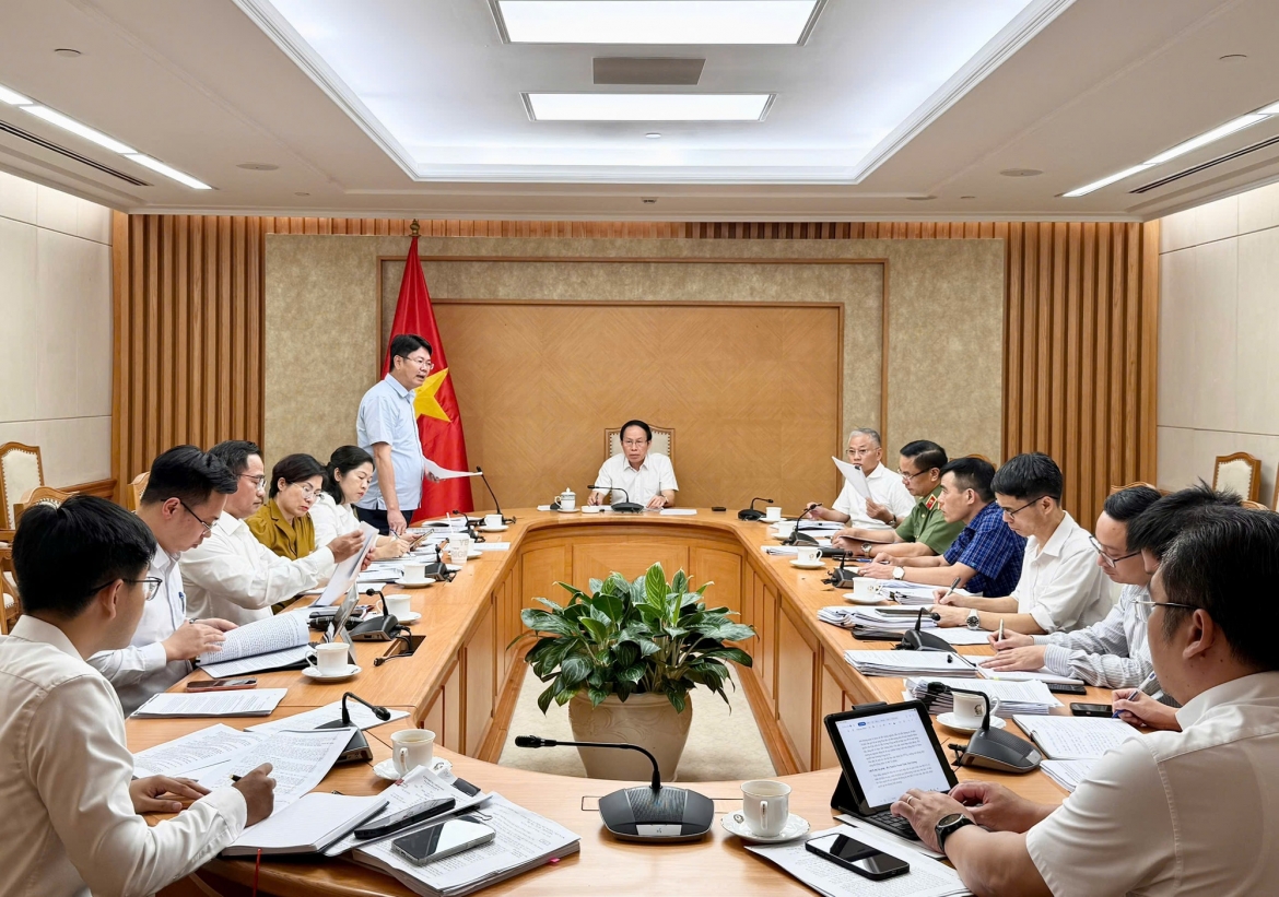 Phó Thủ tướng Lê Tiến Châu chủ trì họp về hồ sơ chính sách Luật Xử lý vi phạm hành chính (sửa đổi). Ảnh: VGP/Thu Sa