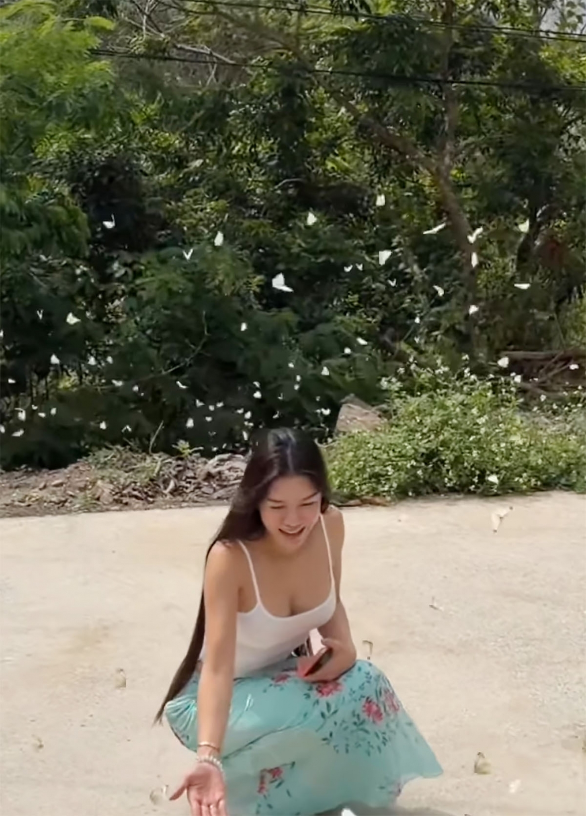 Yến Xuân khoe vóc dáng nuột nà, sexy hết cỡ khi đi leo núi cùng Văn Lâm.