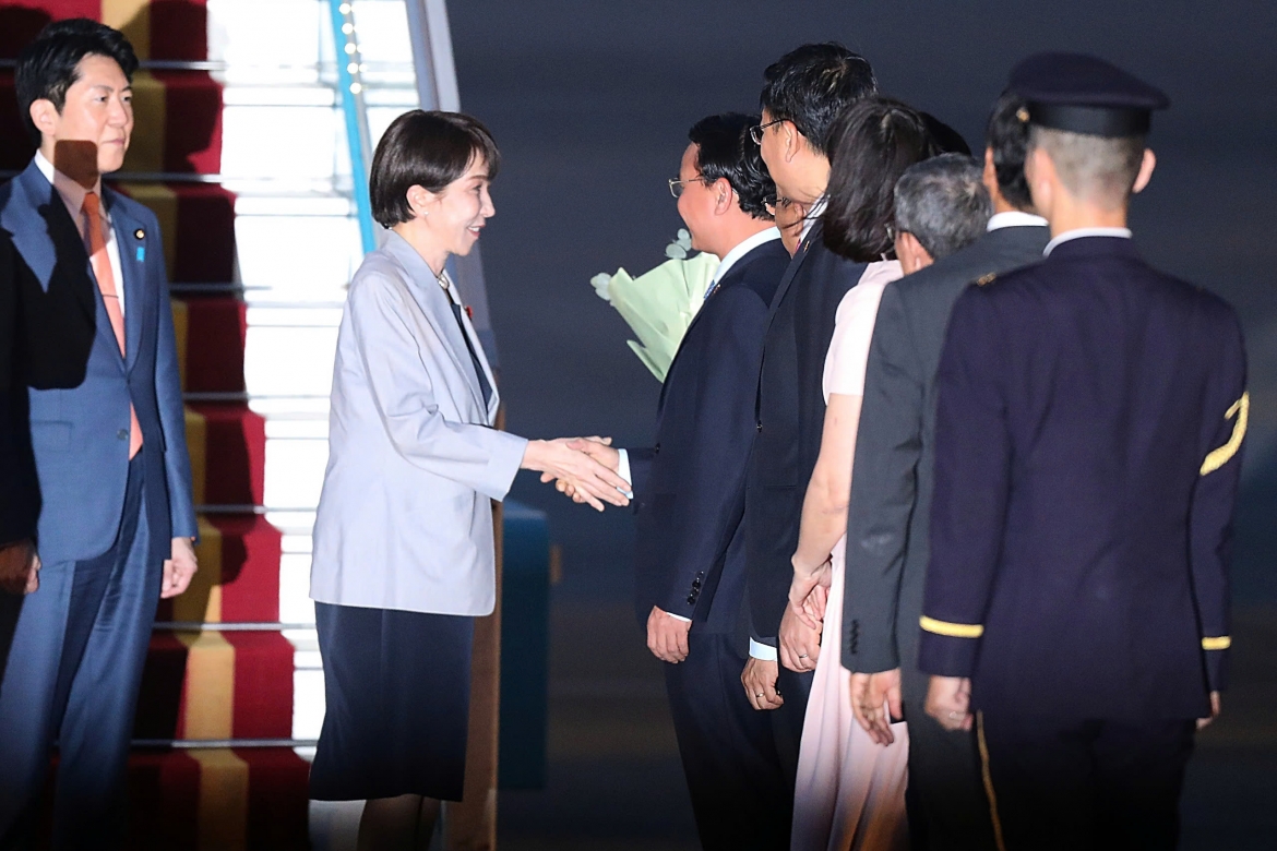 Tham gia đoàn cùng Thủ tướng Nhật Bản Takaichi Sanae gồm có: Phó Chánh Văn phòng Nội các Sato Kei; Tổng Thư ký Ban An ninh Quốc gia Ichikawa Keiichi; Thứ trưởng Ngoại giao Namazu Hiroyuki; Thứ trưởng Kinh tế Thương mại và Công nghiệp Matsuo Takehiko; Thứ trưởng Nông nghiệp, Lâm nghiệp và Thủy sản Watanabe Yoichi; Thứ trưởng Đất đai, Cơ sở hạ tầng, Giao thông và Du lịch Terada Yoshimichi; Thứ trưởng Quốc phòng Kano Koji; Thứ trưởng Nội vụ và Truyền thông Imagawa Takuo; Đại sứ đặc mệnh toàn quyền Nhật Bản tại Việt Nam Ito Naoki cùng nhiều đại biểu cấp cao khác của Nhật Bản.