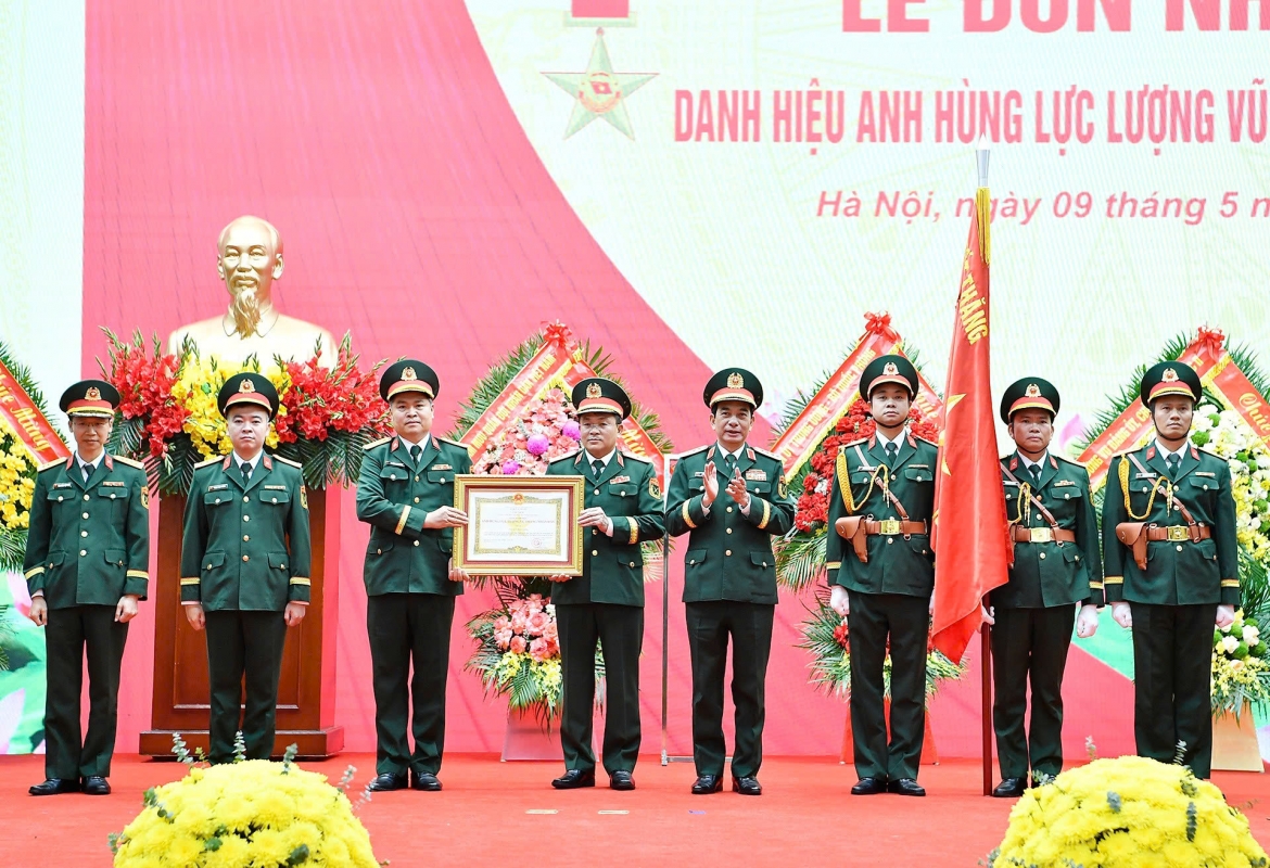 Đại tướng Phan Văn Giang, Ủy viên Bộ Chính trị, Phó Thủ tướng Chính phủ, Bộ trưởng Bộ Quốc phòng trao danh hiệu Anh hùng lực lượng vũ trang nhân dân cho Cục 16 (Tổng cục II) - Ảnh: VGP/Nguyễn Hoàng