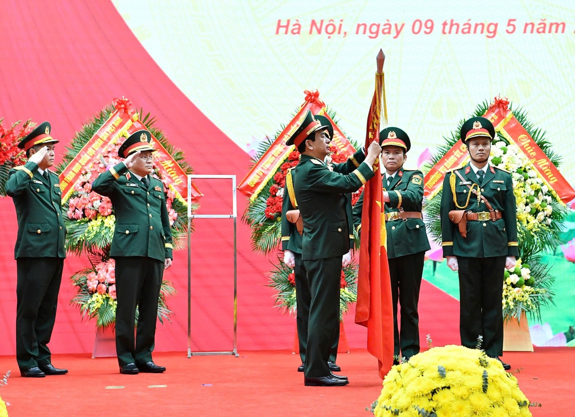 Đại tướng Phan Văn Giang, Ủy viên Bộ Chính trị, Phó Thủ tướng Chính phủ, Bộ trưởng Bộ Quốc phòng trao danh hiệu Anh hùng lực lượng vũ trang nhân dân cho Cục 16 (Tổng cục II) - Ảnh: VGP/Nguyễn Hoàng