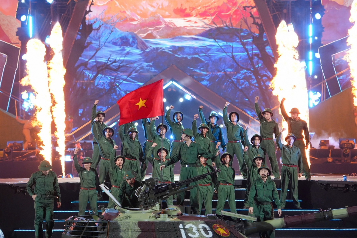 Tiết mục mở màn với bài hát chủ đề của chương trình thêm hào hùng khi có sự tham gia của hơn 50 chiến sĩ đặc công xuất hiện cùng các trang thiết bị quân sự khác như xe UAZ, mặt nạ chống độc, pháo khói,… khiến khán giả không khỏi choáng ngợp.