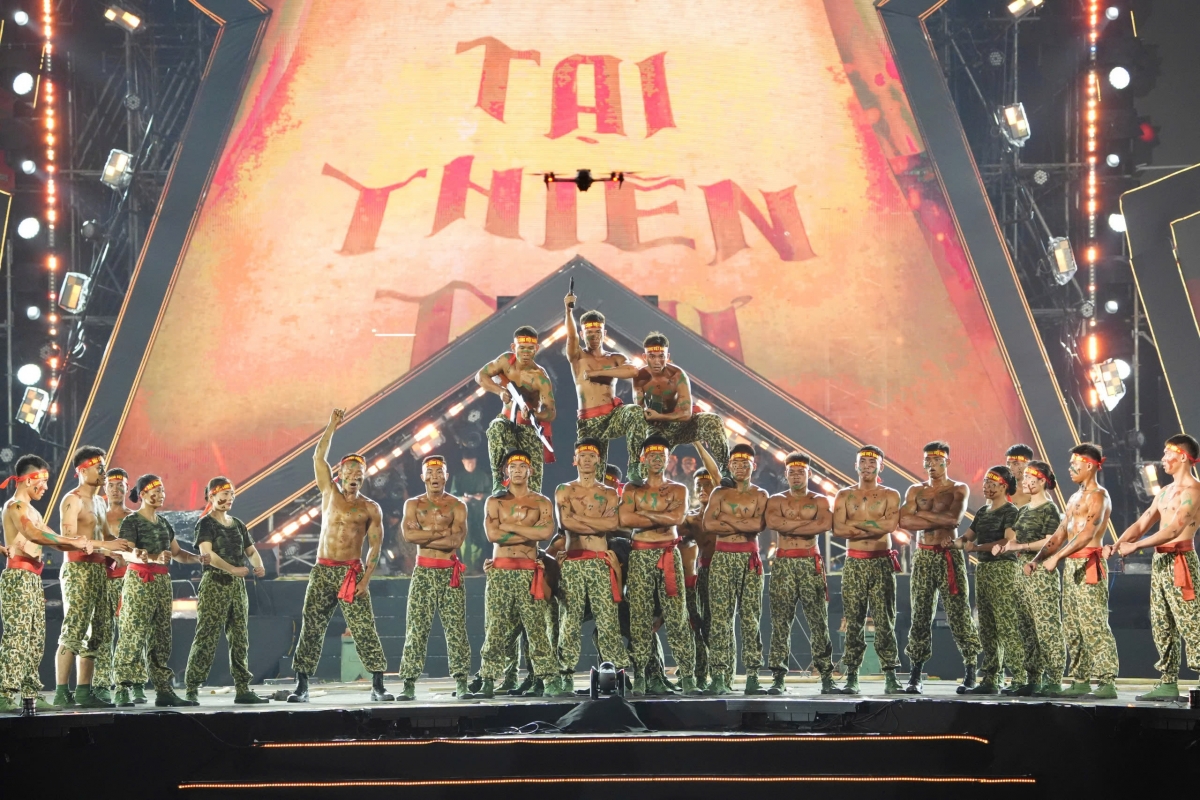 Tối 9/5, Concert Sao nhập ngũ 2026 đã chính thức diễn ra ở Khu Liên hiệp Thể thao Mỹ Đình, thu hút gần 20.000 khán giả. Đêm nhạc kéo dài gần 5 giờ, được chia thành ba chương “Xung phong”, “Nhật ký” và “Đối thoại tuổi đôi mươi” - lấy cảm hứng từ vẻ đẹp lý tưởng của những người lính cụ Hồ đã gác lại thanh xuân riêng, xung phong ra trận vì độc lập tự do dân tộc.