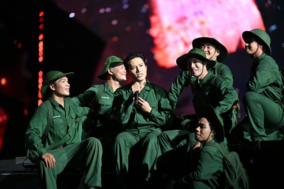 Tiết mục song ca của Anh Tú - Lyly.