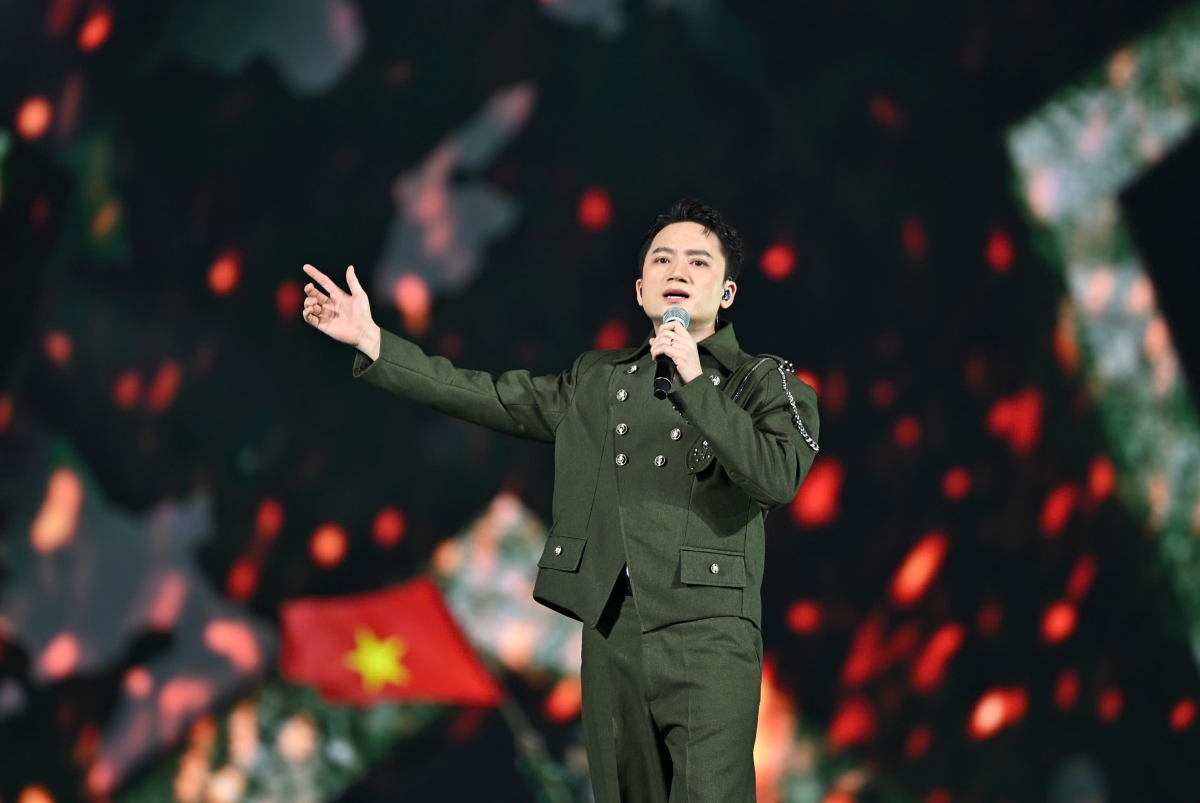 Chủ đề “Tuổi đôi mươi” kể một câu chuyện xuyên dòng thời gian trên nền âm nhạc, bắt đầu từ những ước mơ còn dang dở của những người chiến sĩ kiên cường năm ấy, nay được viết tiếp bằng những hoài bão của một thế hệ đầy bản lĩnh, dám vươn mình ra biển lớn.
