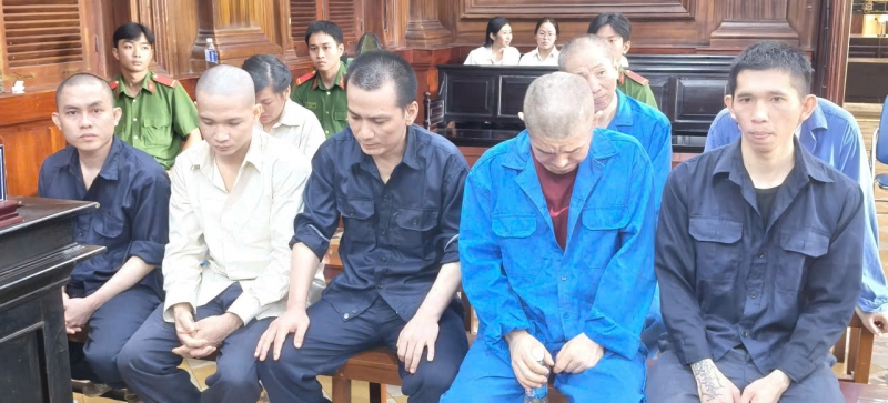 Các bị cáo tại tòa sáng 13/5.