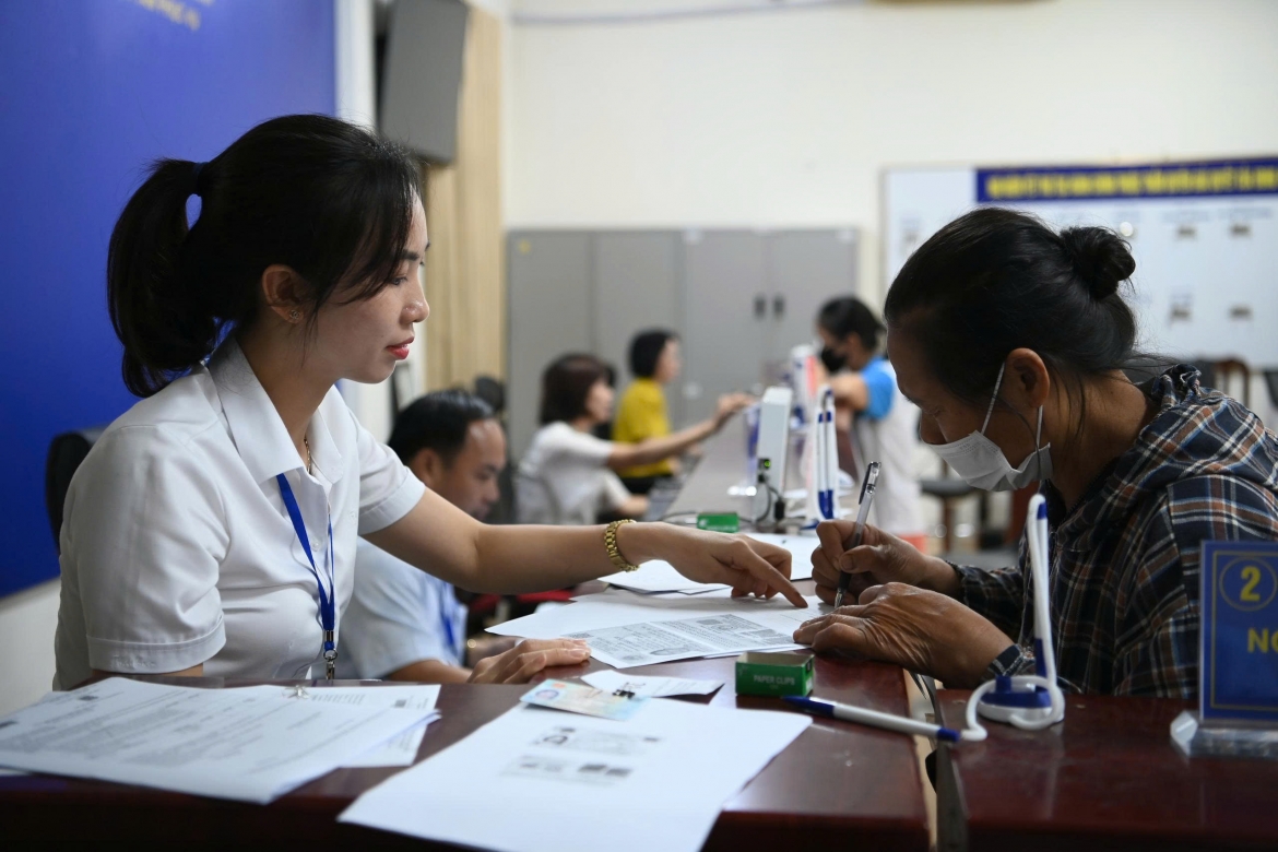 Với chính quyền địa phương hai cấp, khi đến cơ quan công quyền, người dân được tiếp đón tốt hơn. Ảnh Đinh Trung