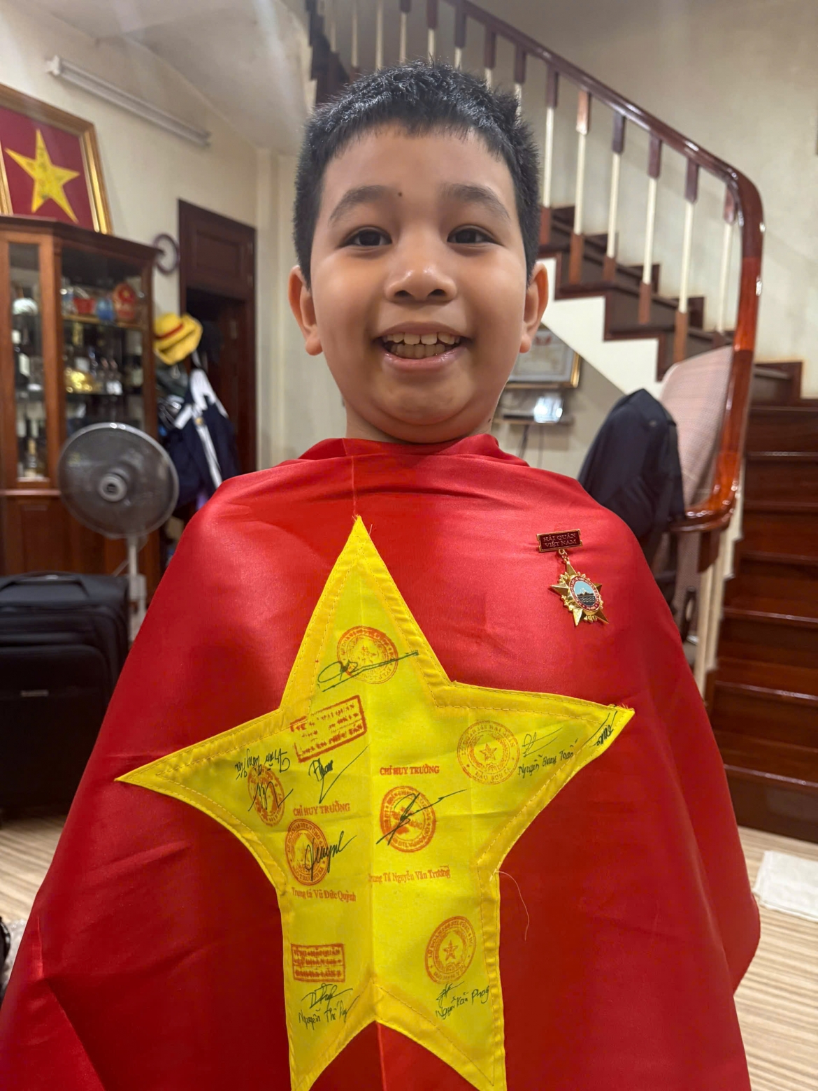 Lá cờ Tổ quốc đóng dấu các điểm đảo Trường Sa là món quà ý nghĩa phóng viên Phạm Tuấn dành tặng con trai 
